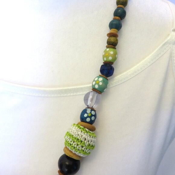 Hand Crafted Blue and Green Wood and Macrame Bead Necklace Chunky.....325 - Picture 5 of 7